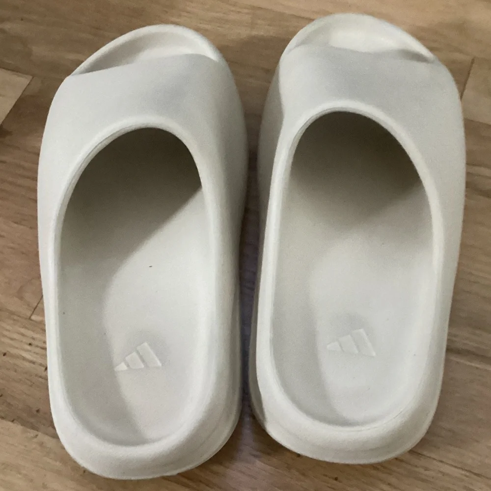Adidas Yeezy Slide Bone Sandals. Size 10